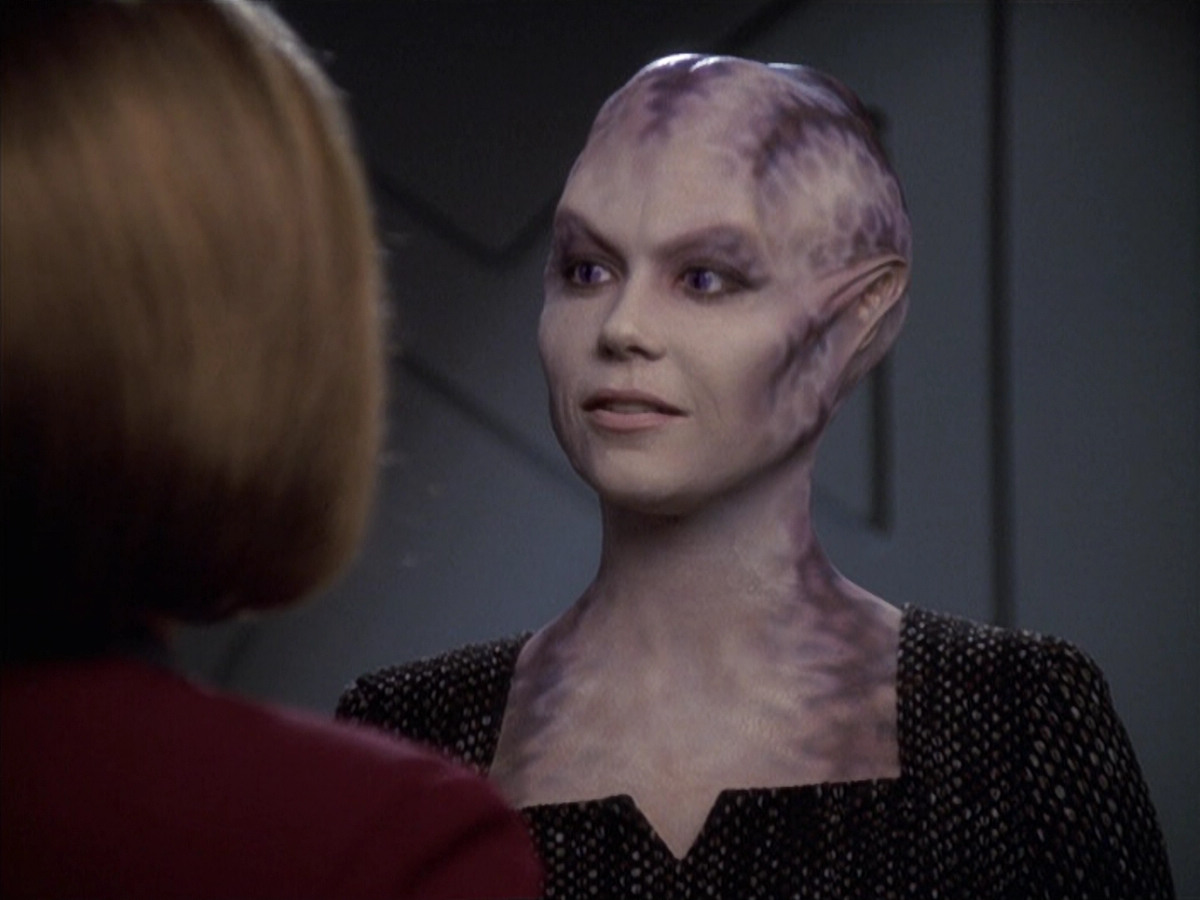 extant_StarTrek_VOY_6x18-AshesToAshes_00960.jpg