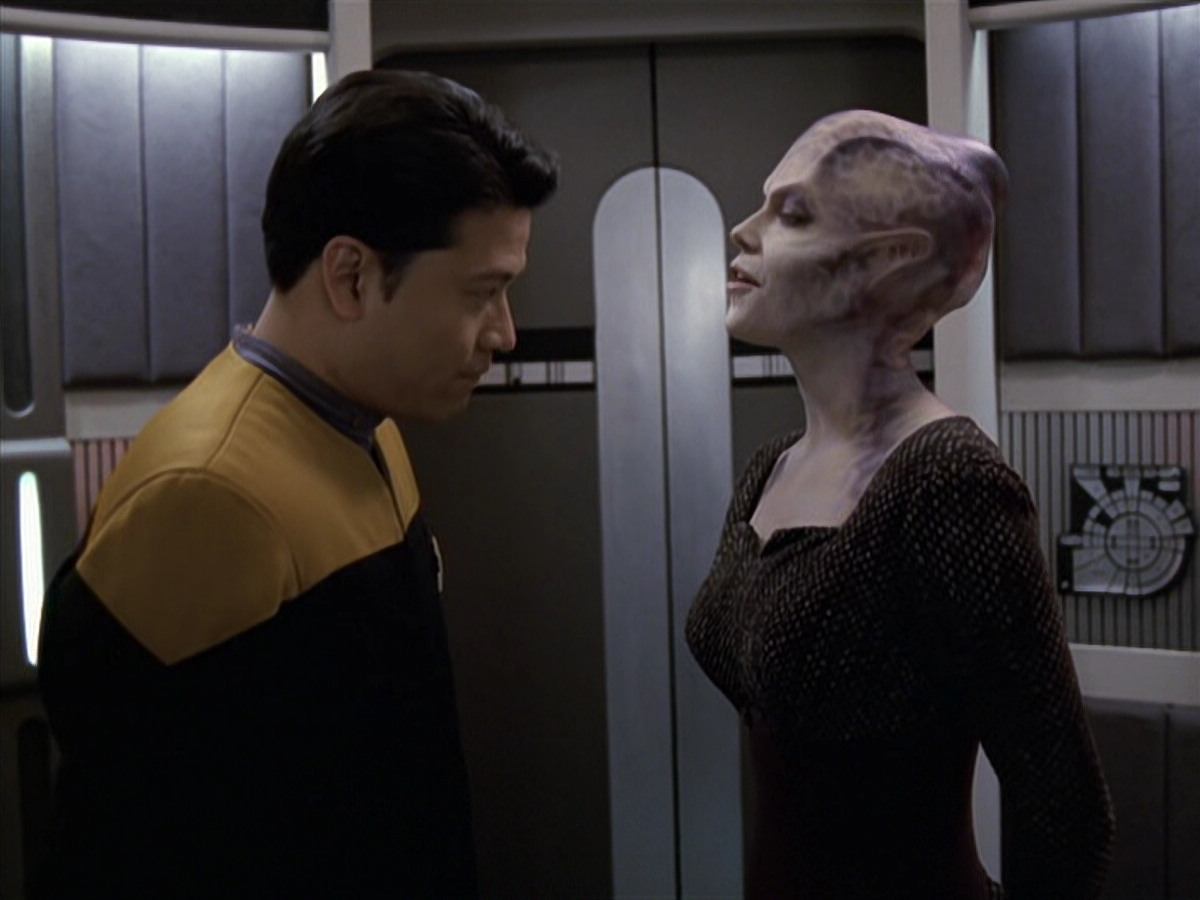 extant_StarTrek_VOY_6x18-AshesToAshes_01005.jpg