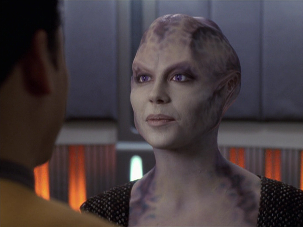 extant_StarTrek_VOY_6x18-AshesToAshes_01012.jpg