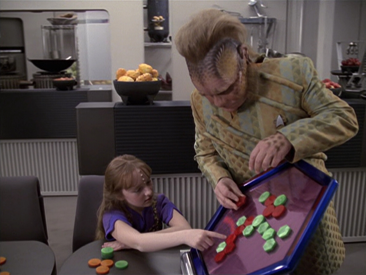 extant_StarTrek_VOY_6x18-AshesToAshes_01035.jpg