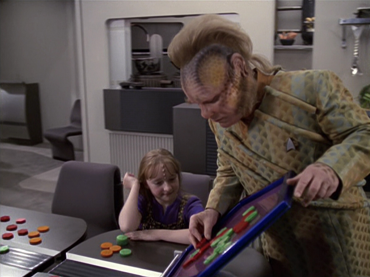 extant_StarTrek_VOY_6x18-AshesToAshes_01037.jpg