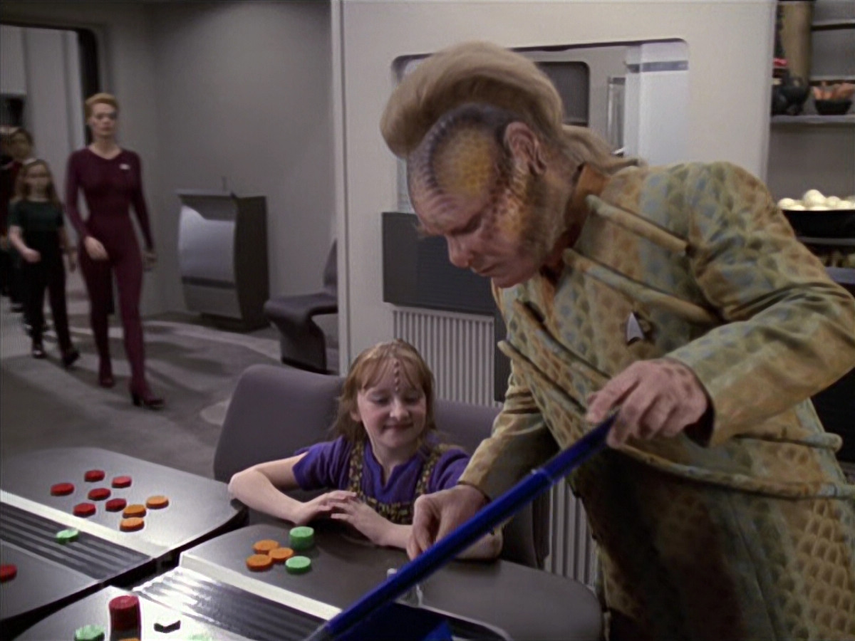 extant_StarTrek_VOY_6x18-AshesToAshes_01038.jpg