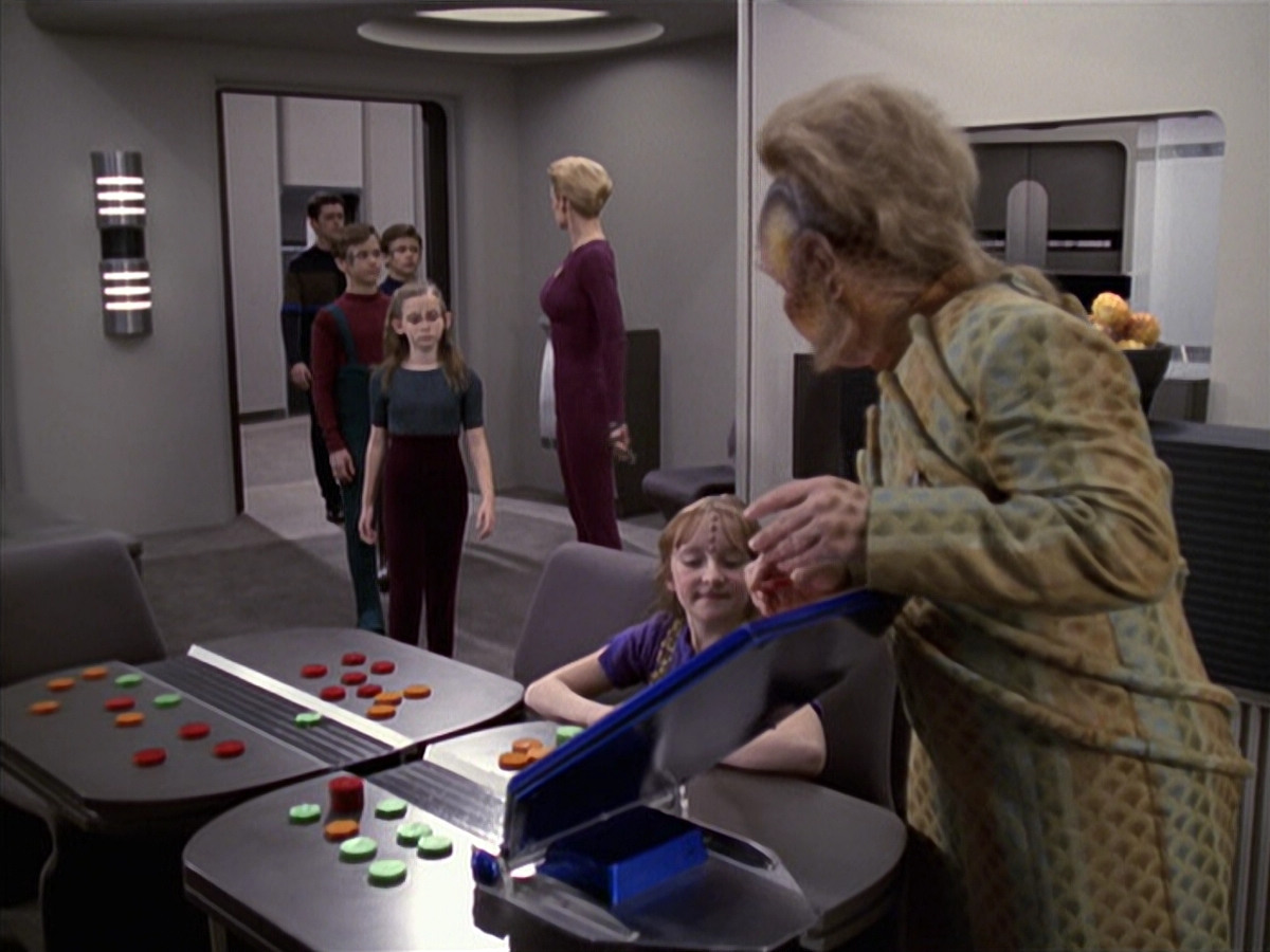 extant_StarTrek_VOY_6x18-AshesToAshes_01042.jpg