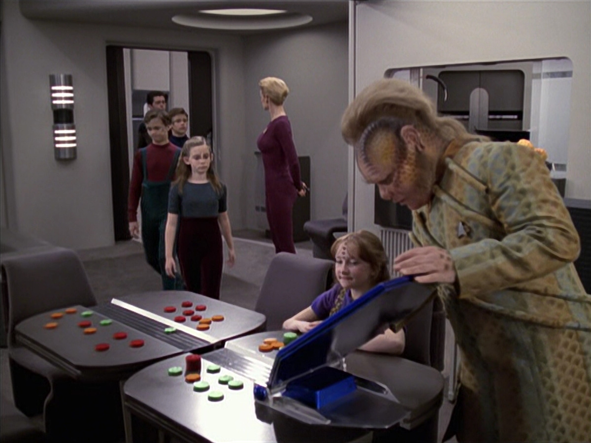 extant_StarTrek_VOY_6x18-AshesToAshes_01043.jpg