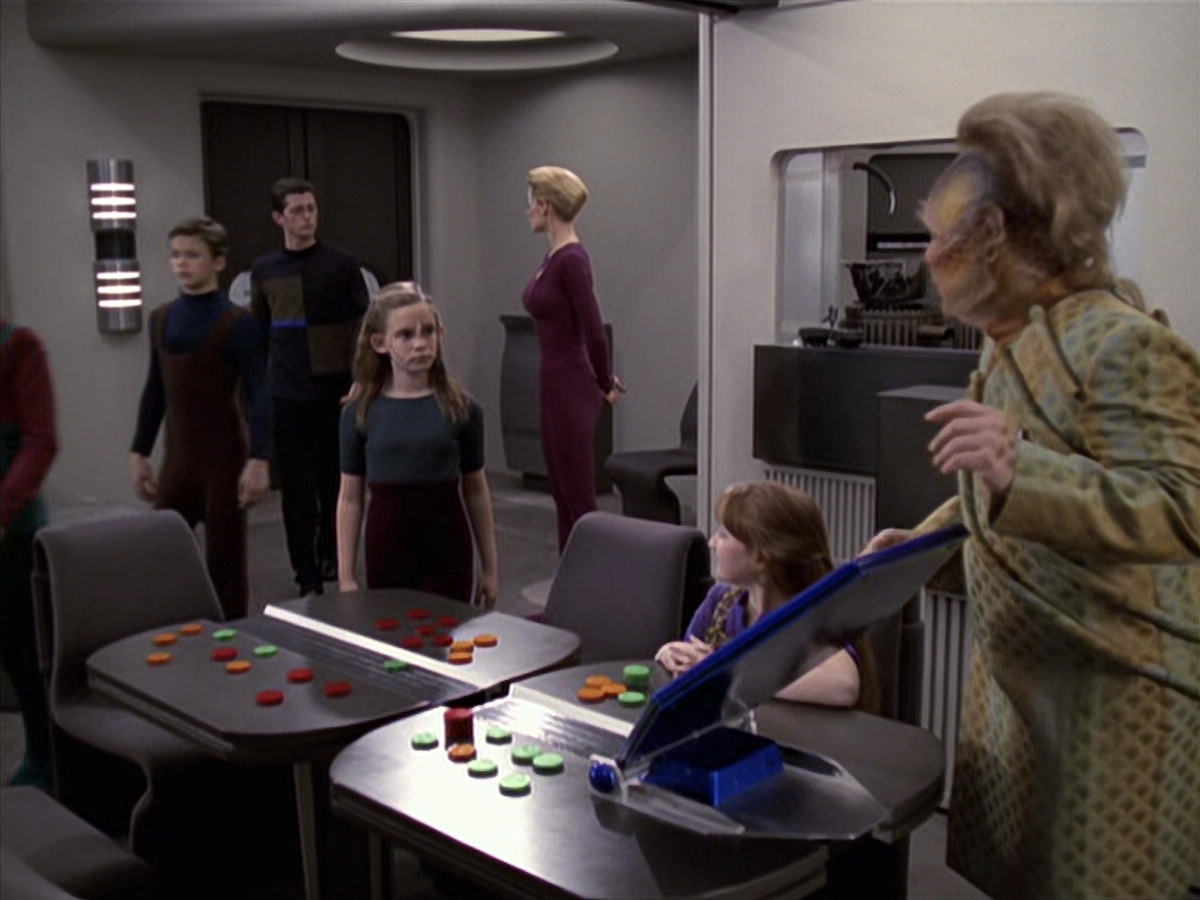 extant_StarTrek_VOY_6x18-AshesToAshes_01045.jpg