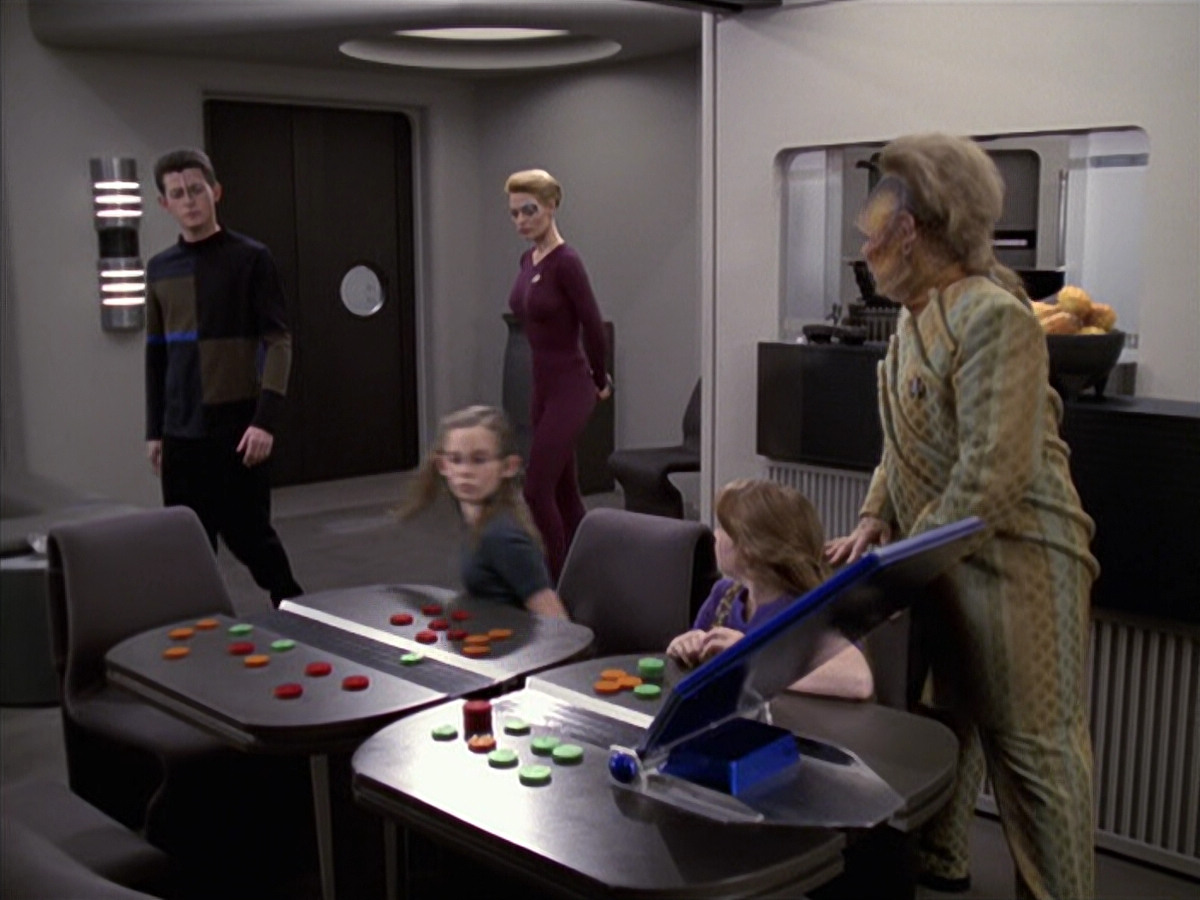 extant_StarTrek_VOY_6x18-AshesToAshes_01047.jpg