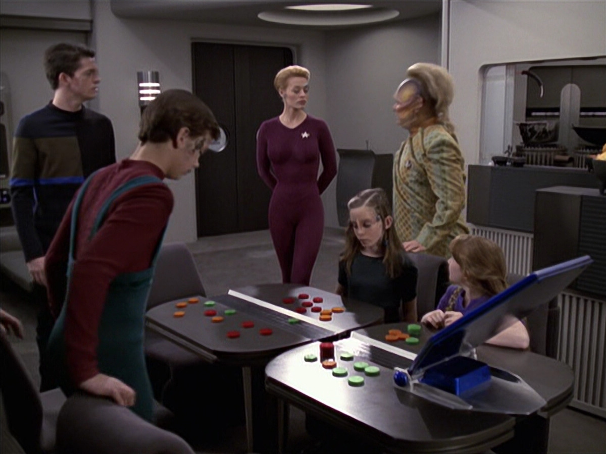 extant_StarTrek_VOY_6x18-AshesToAshes_01050.jpg