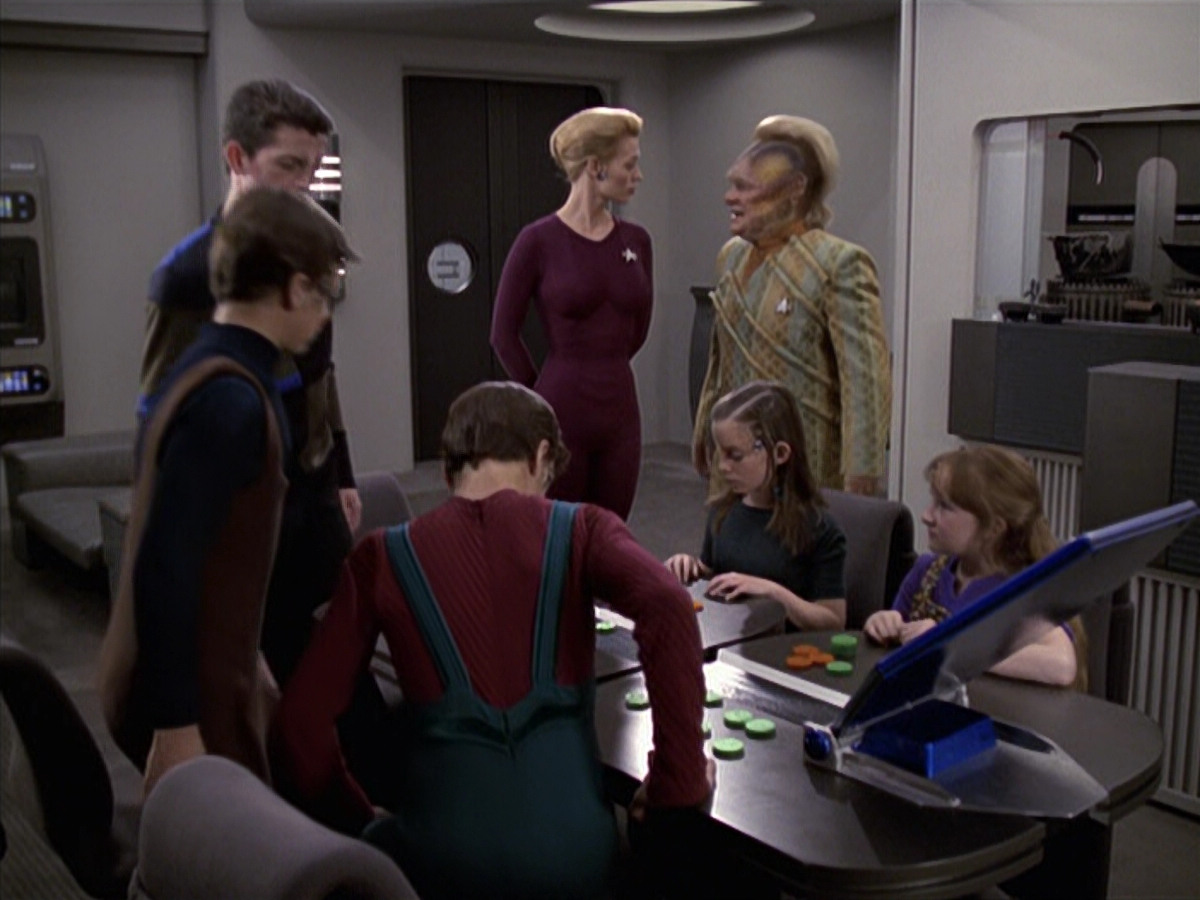 extant_StarTrek_VOY_6x18-AshesToAshes_01052.jpg