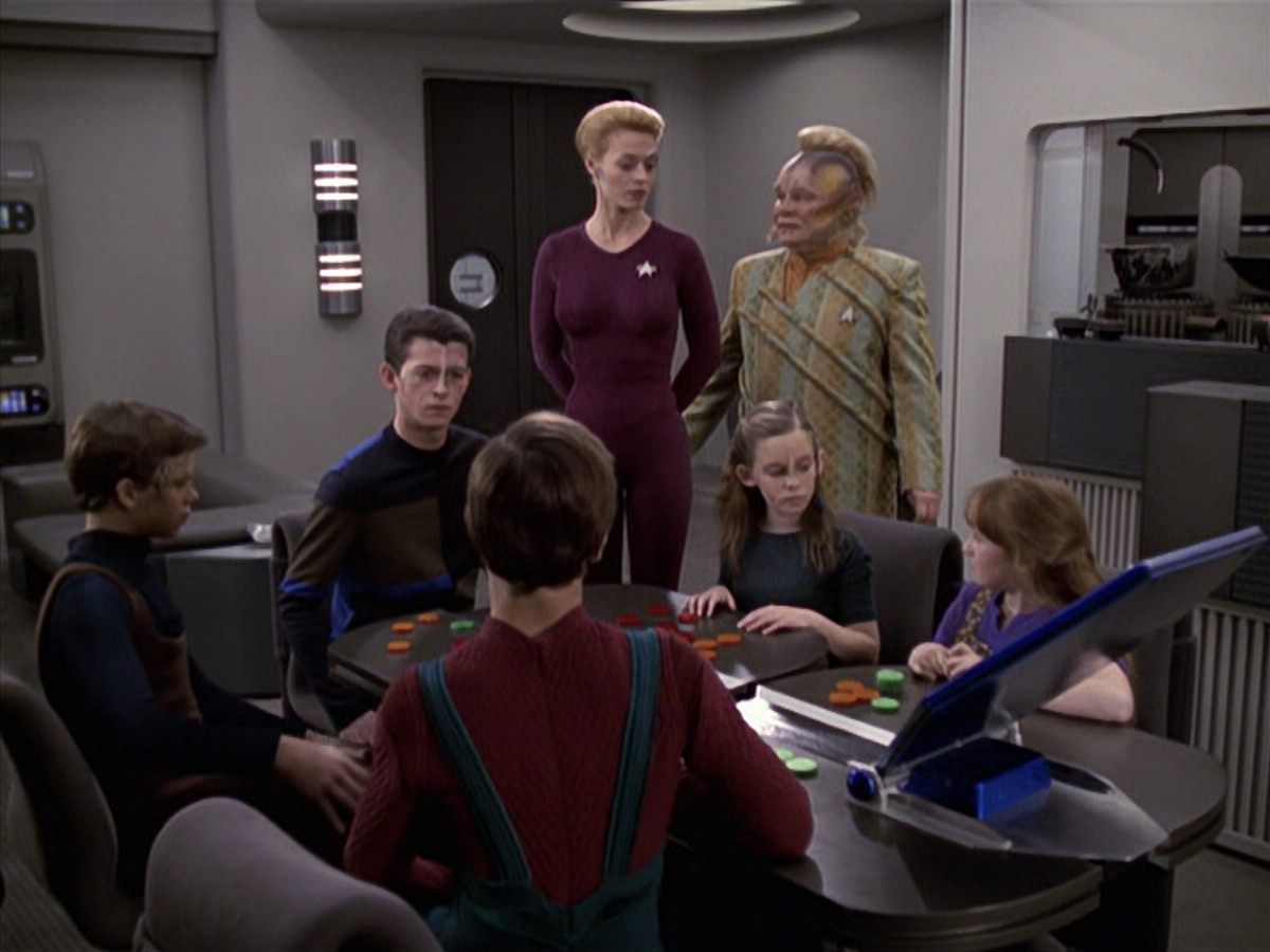 extant_StarTrek_VOY_6x18-AshesToAshes_01055.jpg