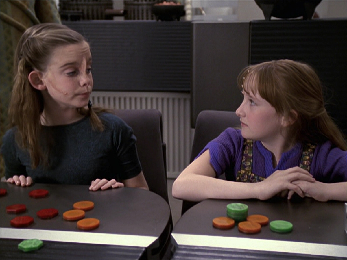 extant_StarTrek_VOY_6x18-AshesToAshes_01062.jpg