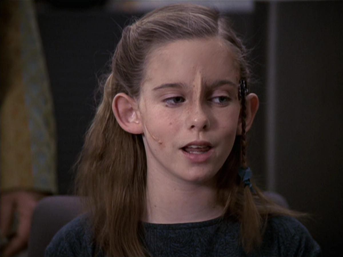 extant_StarTrek_VOY_6x18-AshesToAshes_01076.jpg