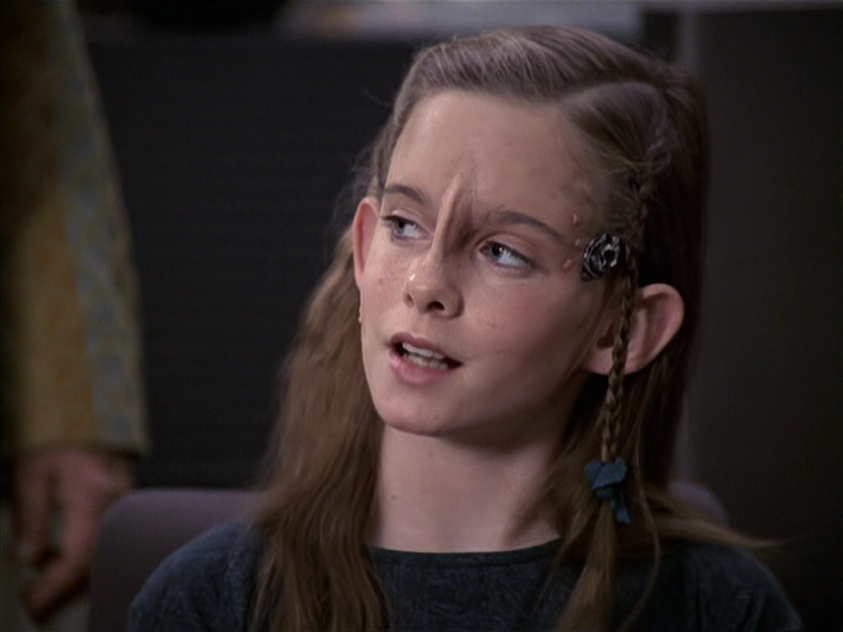 extant_StarTrek_VOY_6x18-AshesToAshes_01087.jpg