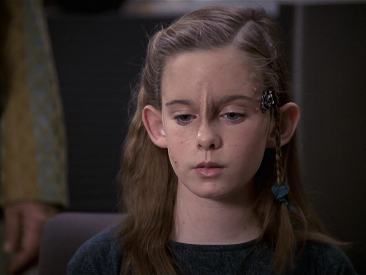 extant_StarTrek_VOY_6x18-AshesToAshes_01089.jpg