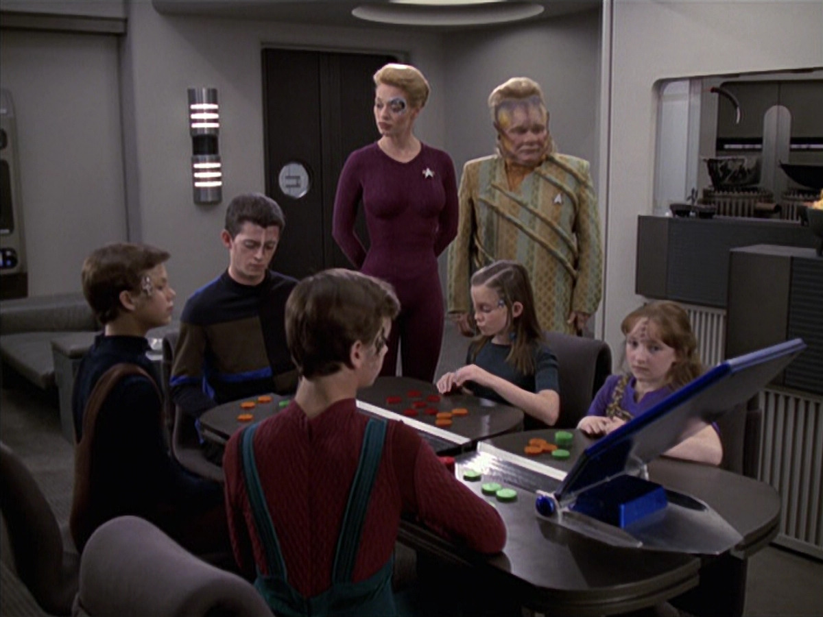 extant_StarTrek_VOY_6x18-AshesToAshes_01096.jpg