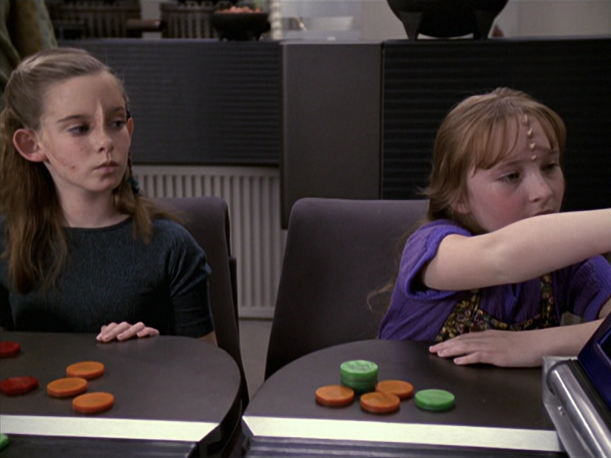 extant_StarTrek_VOY_6x18-AshesToAshes_01099.jpg