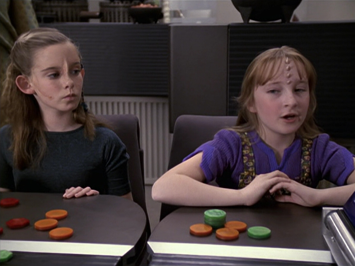 extant_StarTrek_VOY_6x18-AshesToAshes_01100.jpg