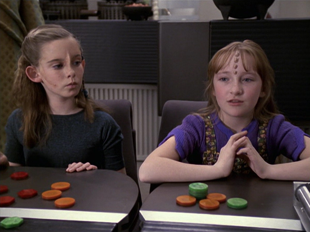 extant_StarTrek_VOY_6x18-AshesToAshes_01101.jpg