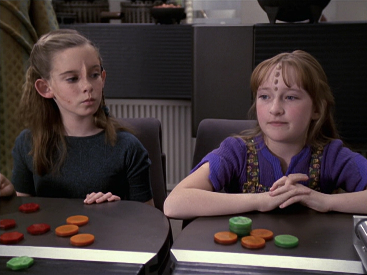 extant_StarTrek_VOY_6x18-AshesToAshes_01102.jpg