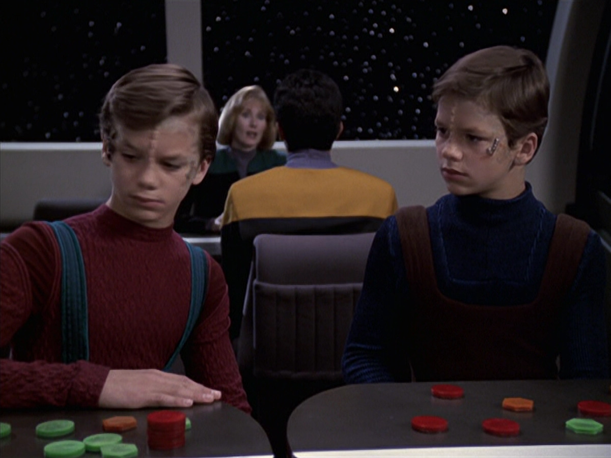 extant_StarTrek_VOY_6x18-AshesToAshes_01107.jpg