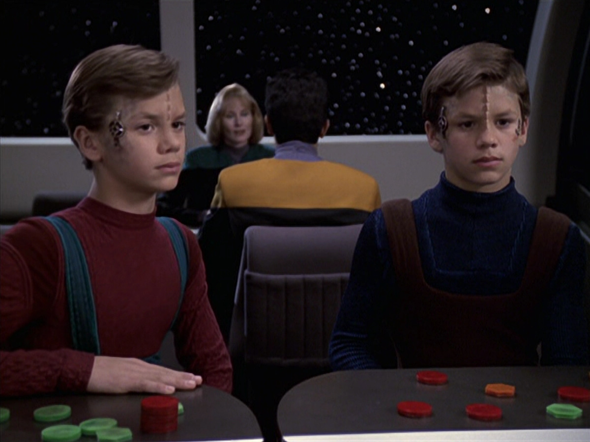 extant_StarTrek_VOY_6x18-AshesToAshes_01115.jpg
