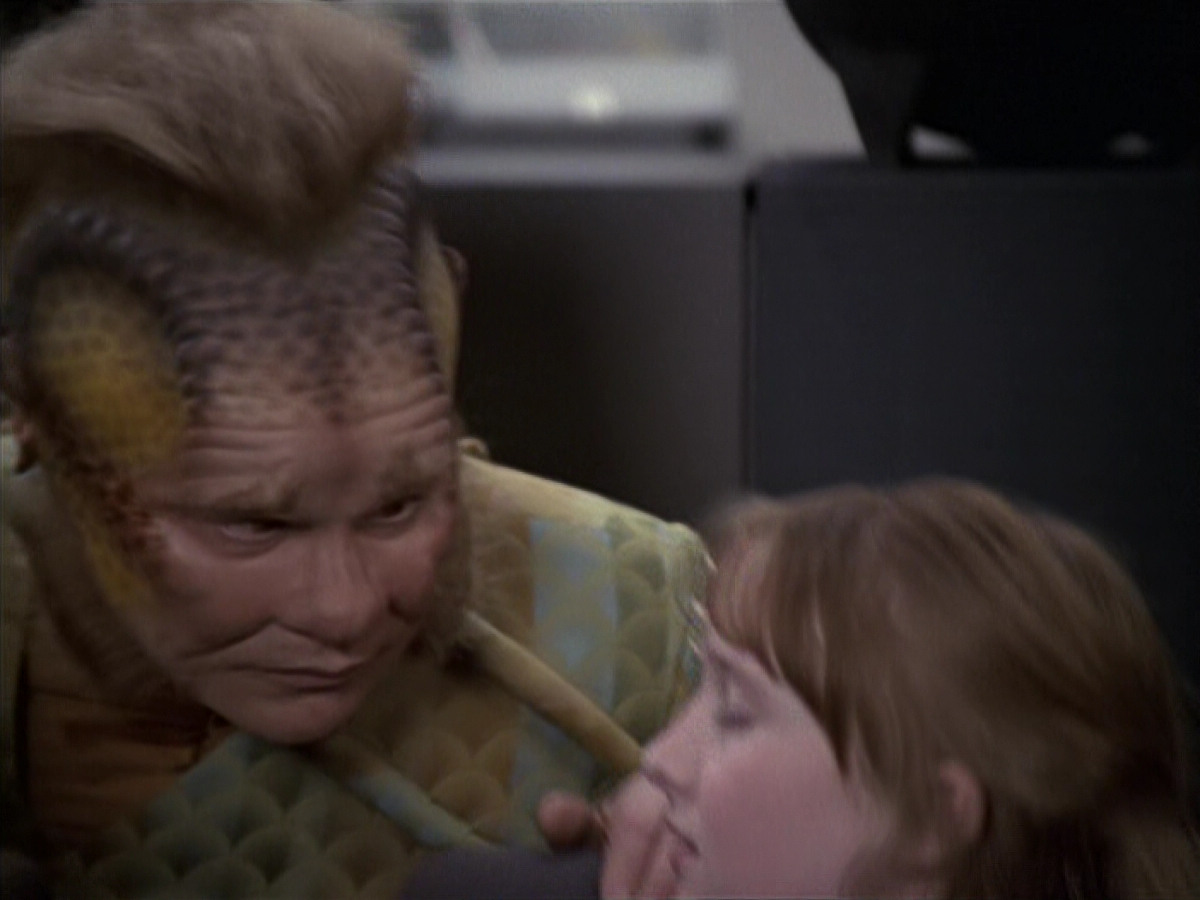extant_StarTrek_VOY_6x18-AshesToAshes_01120.jpg