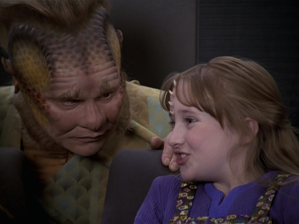 extant_StarTrek_VOY_6x18-AshesToAshes_01121.jpg