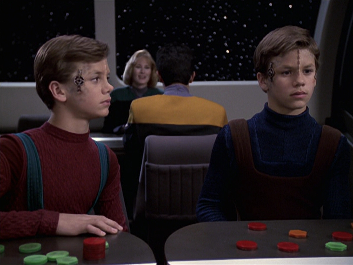 extant_StarTrek_VOY_6x18-AshesToAshes_01129.jpg