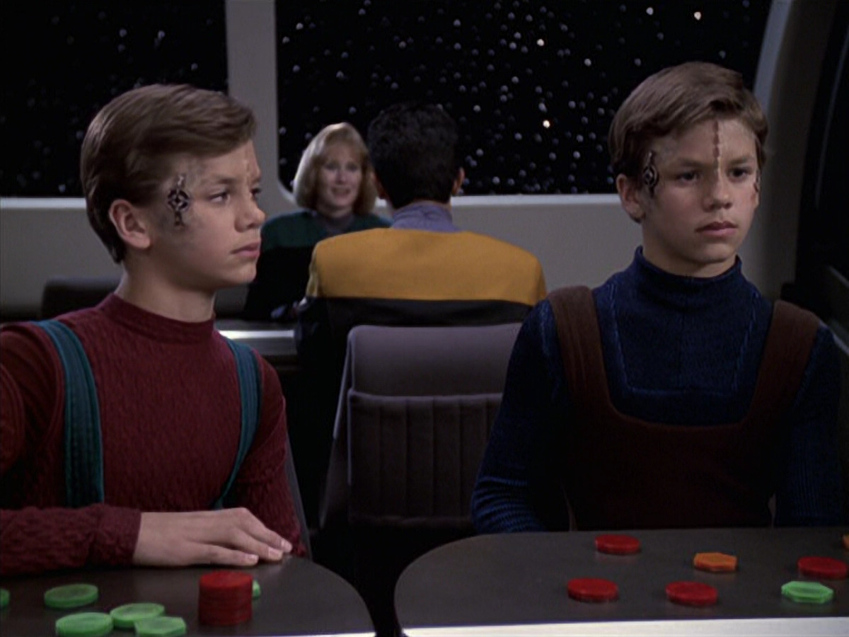 extant_StarTrek_VOY_6x18-AshesToAshes_01130.jpg