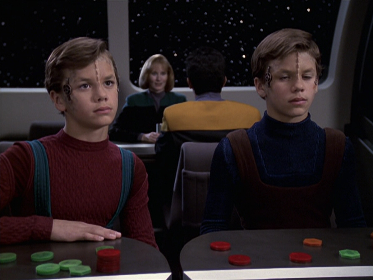 extant_StarTrek_VOY_6x18-AshesToAshes_01133.jpg