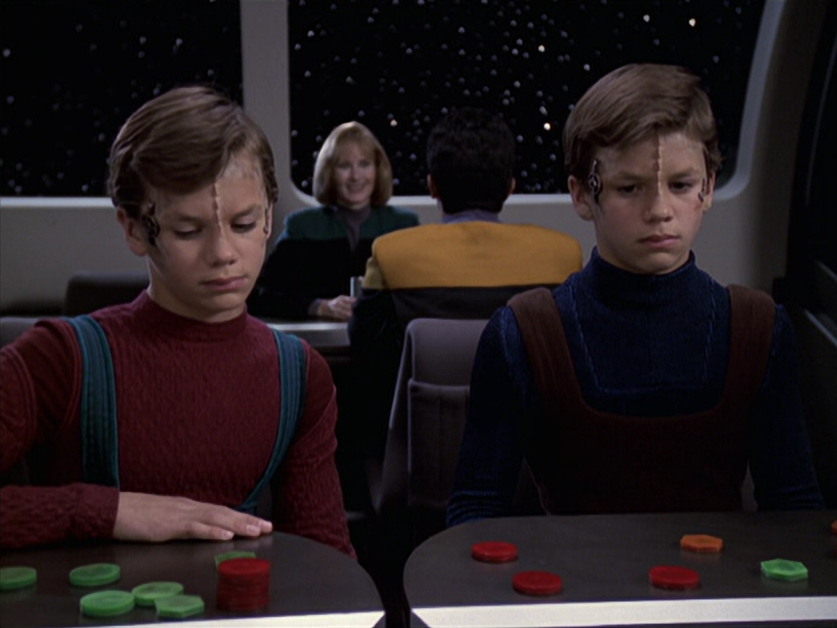 extant_StarTrek_VOY_6x18-AshesToAshes_01135.jpg