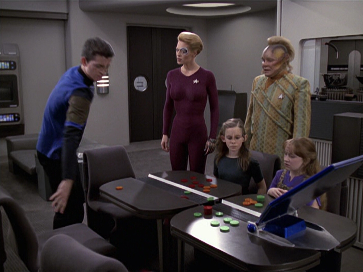 extant_StarTrek_VOY_6x18-AshesToAshes_01163.jpg