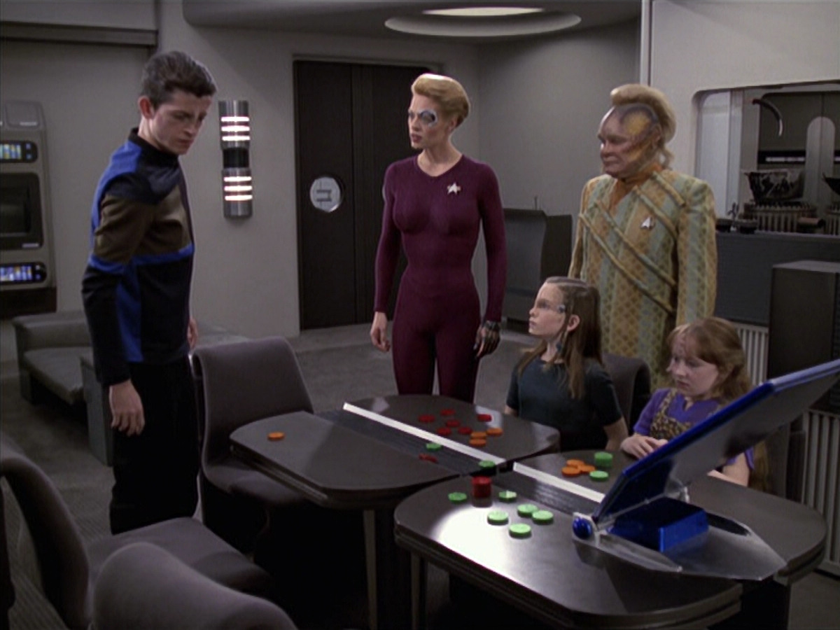 extant_StarTrek_VOY_6x18-AshesToAshes_01164.jpg