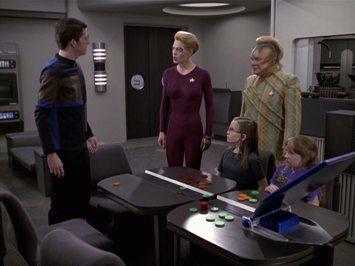 extant_StarTrek_VOY_6x18-AshesToAshes_01166.jpg