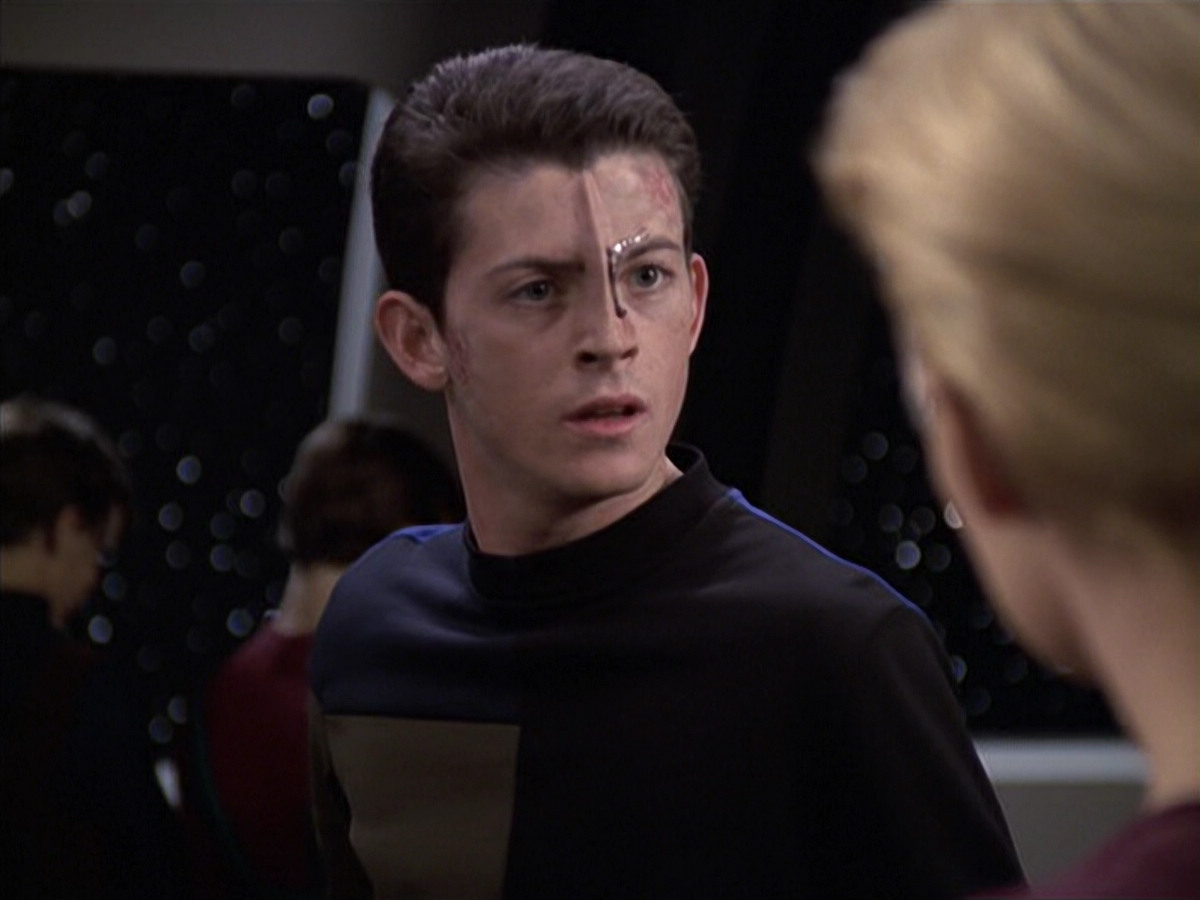 extant_StarTrek_VOY_6x18-AshesToAshes_01171.jpg