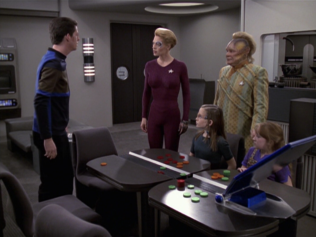 extant_StarTrek_VOY_6x18-AshesToAshes_01172.jpg