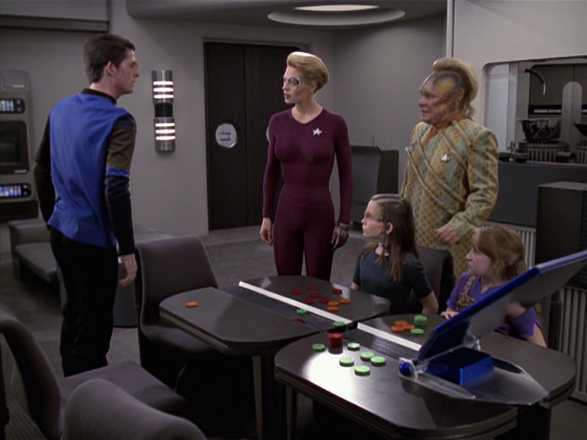 extant_StarTrek_VOY_6x18-AshesToAshes_01173.jpg