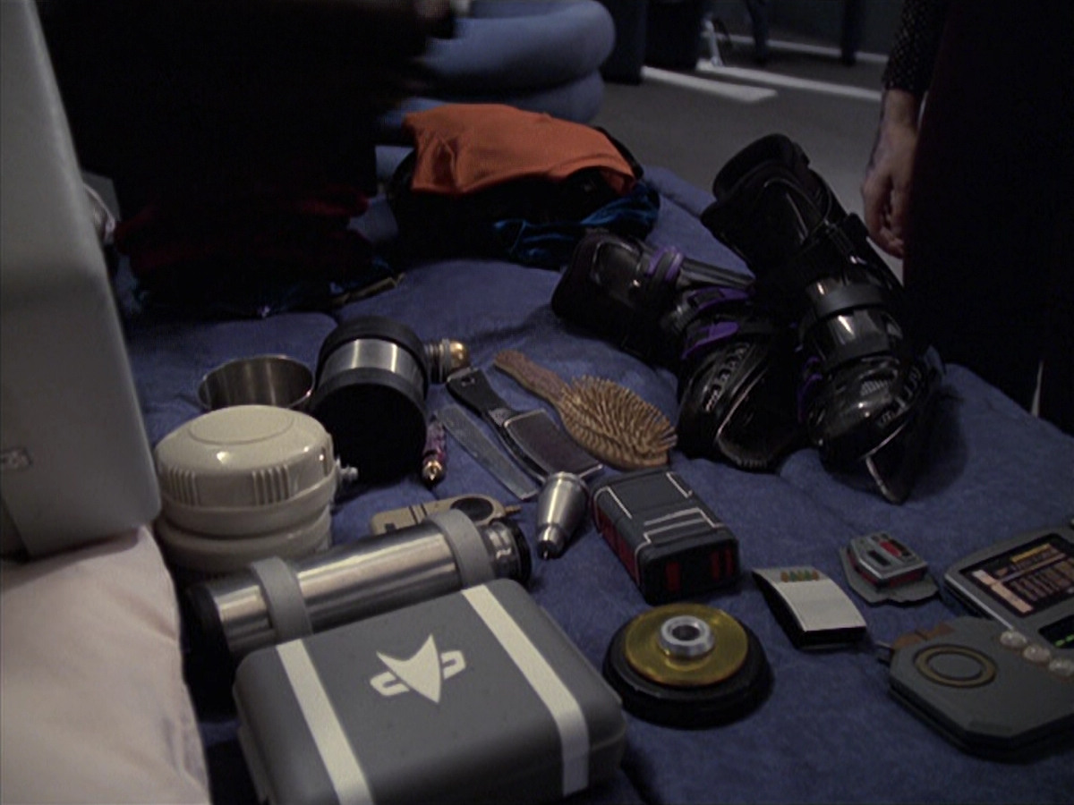 extant_StarTrek_VOY_6x18-AshesToAshes_01184.jpg