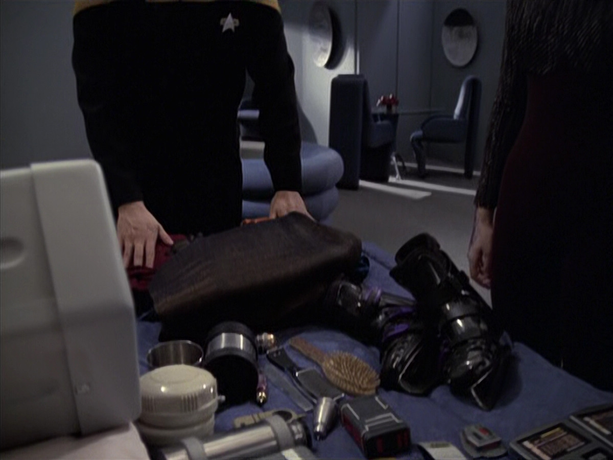 extant_StarTrek_VOY_6x18-AshesToAshes_01187.jpg