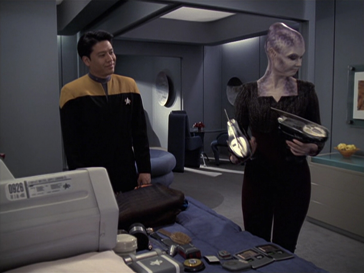 extant_StarTrek_VOY_6x18-AshesToAshes_01205.jpg
