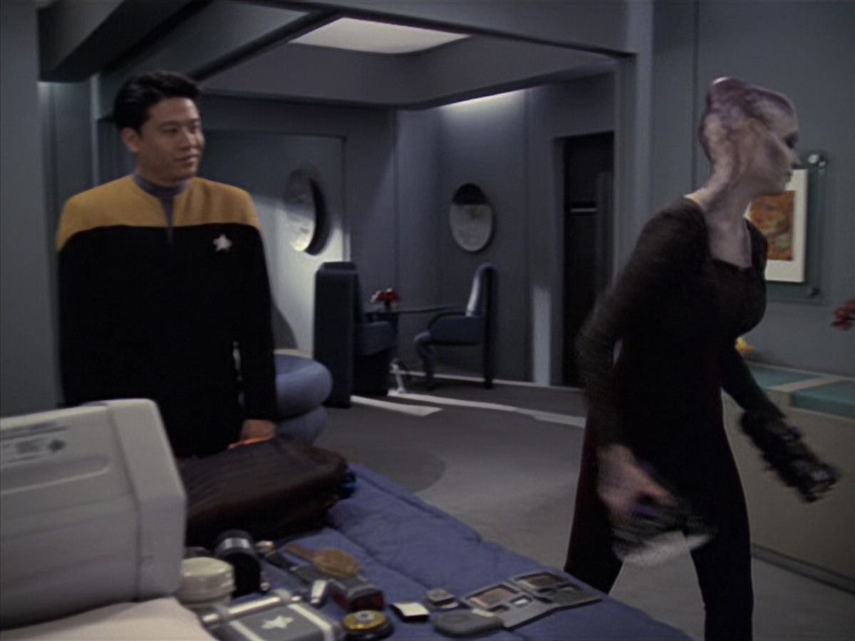 extant_StarTrek_VOY_6x18-AshesToAshes_01206.jpg