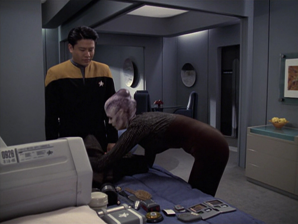 extant_StarTrek_VOY_6x18-AshesToAshes_01209.jpg