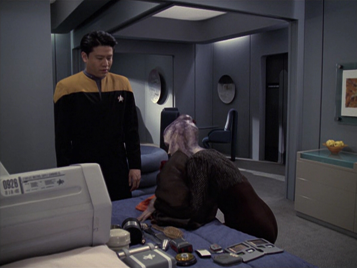 extant_StarTrek_VOY_6x18-AshesToAshes_01211.jpg