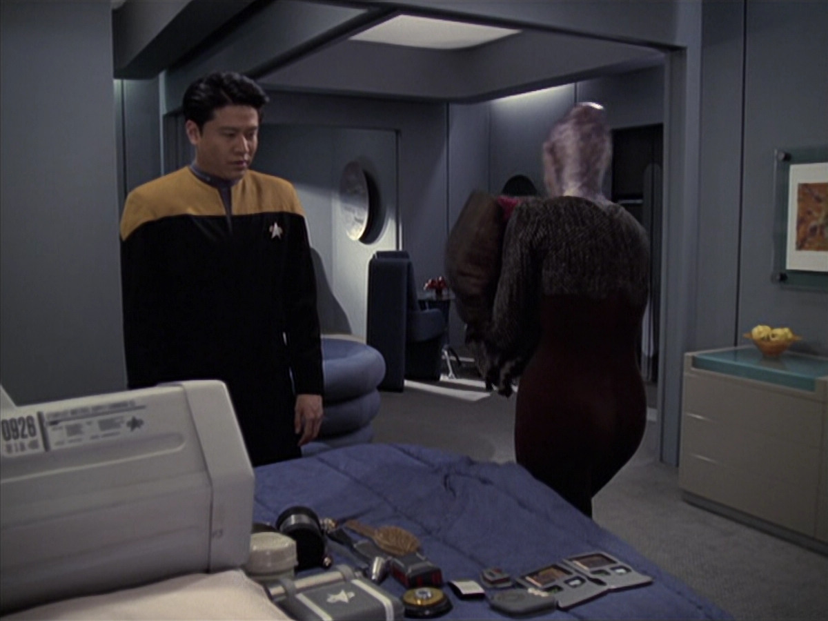 extant_StarTrek_VOY_6x18-AshesToAshes_01212.jpg