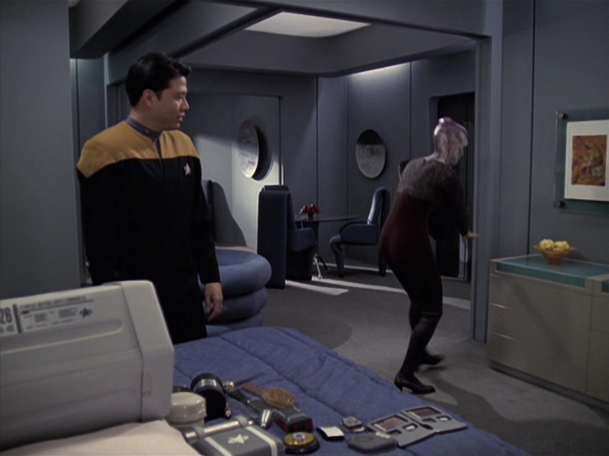 extant_StarTrek_VOY_6x18-AshesToAshes_01214.jpg