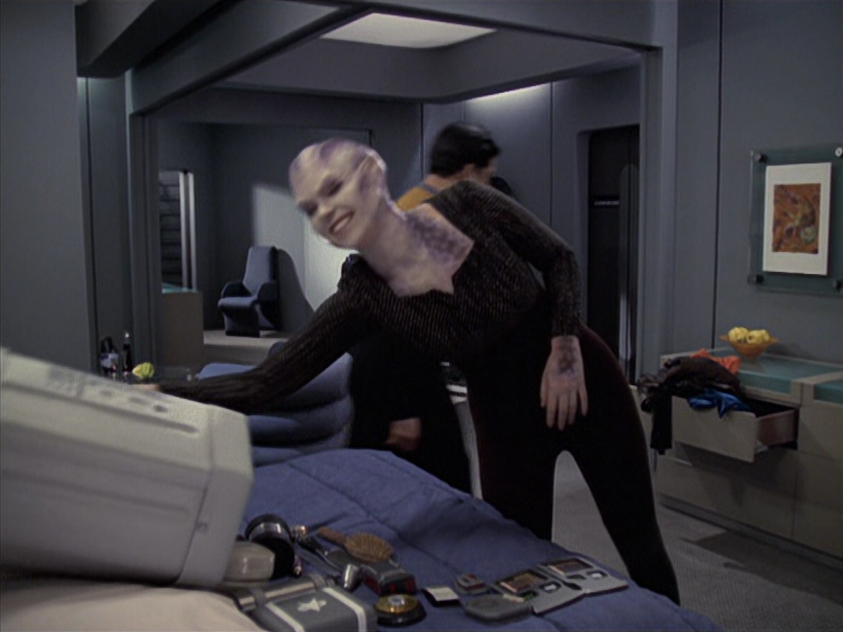 extant_StarTrek_VOY_6x18-AshesToAshes_01221.jpg