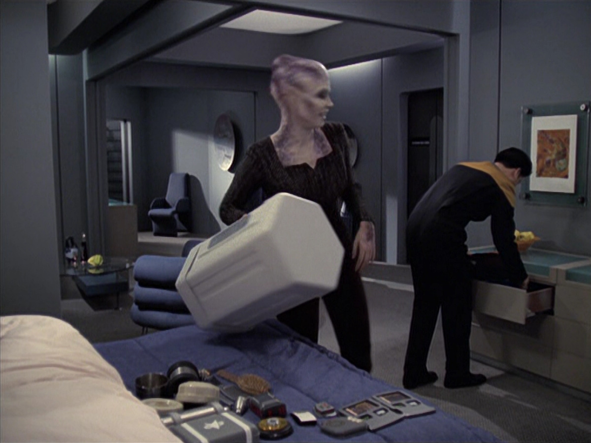 extant_StarTrek_VOY_6x18-AshesToAshes_01223.jpg