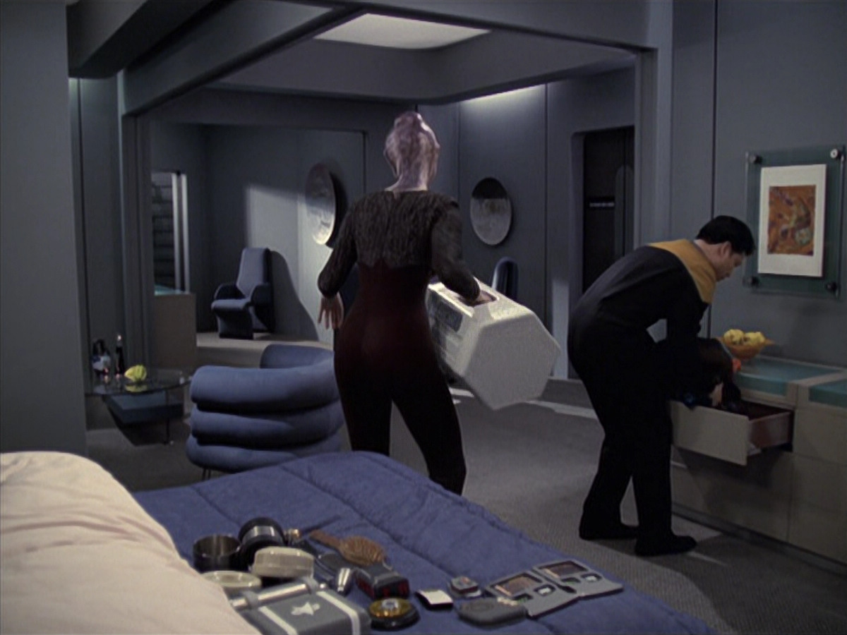 extant_StarTrek_VOY_6x18-AshesToAshes_01224.jpg