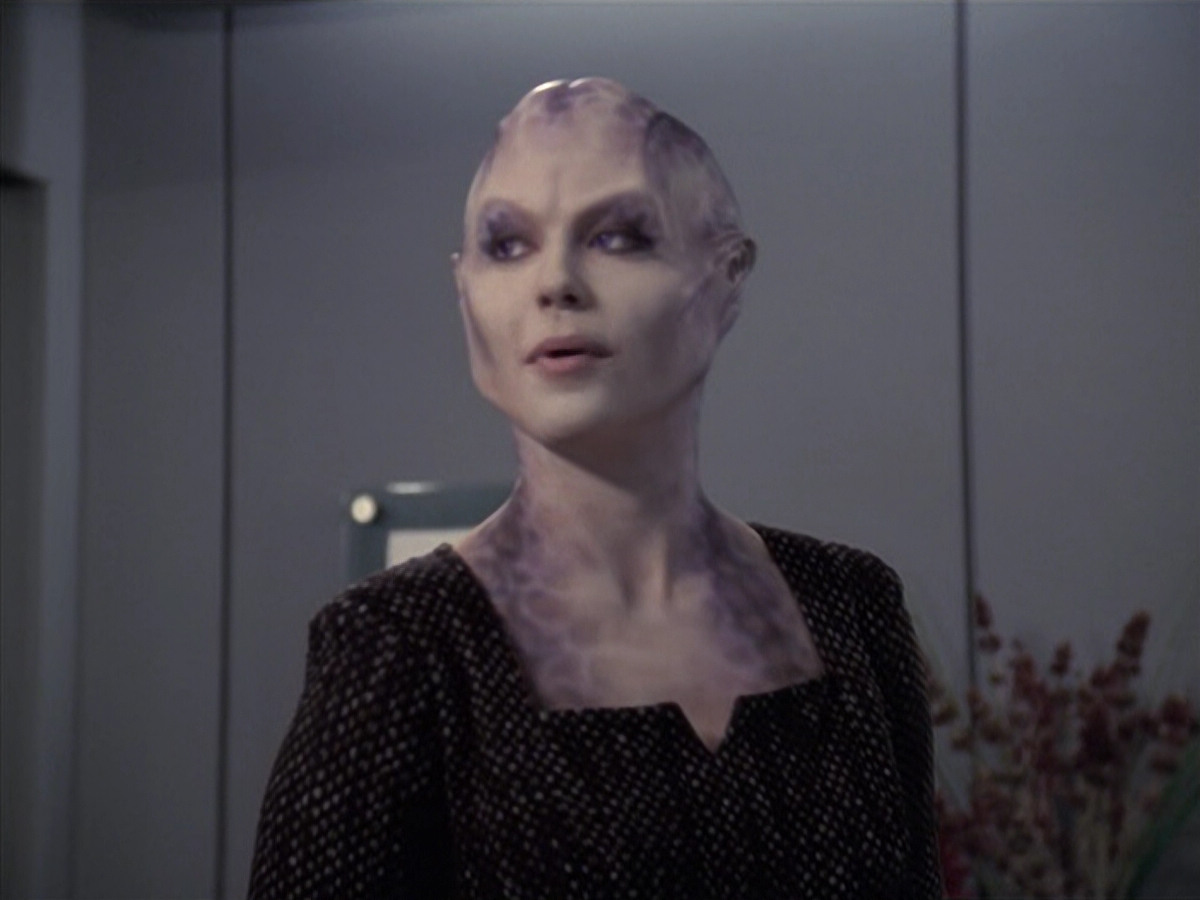 extant_StarTrek_VOY_6x18-AshesToAshes_01238.jpg