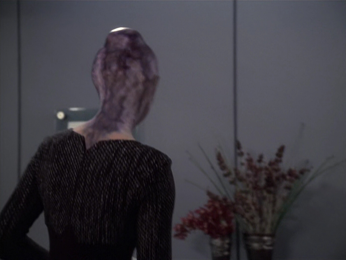 extant_StarTrek_VOY_6x18-AshesToAshes_01242.jpg