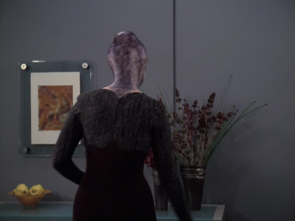extant_StarTrek_VOY_6x18-AshesToAshes_01243.jpg